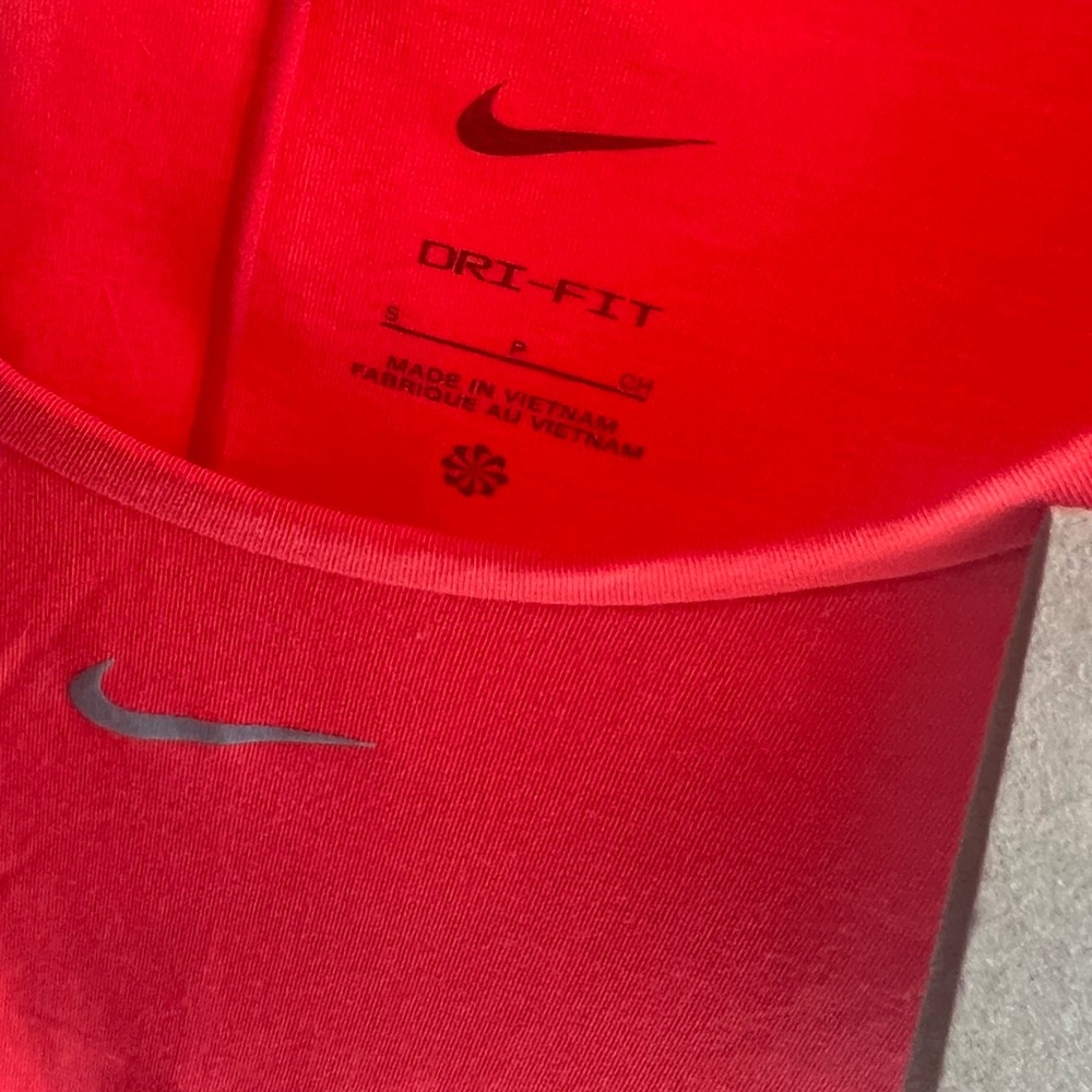 ⭐️NEW WITH TAGS⭐️ Women’s Nike t-shirt size S - Picture 8 of 9